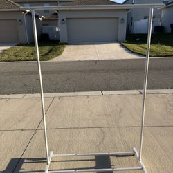 Selling a clothing rack, 48x63x16.