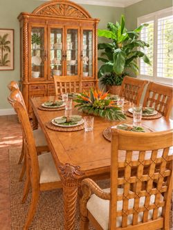 Dinningroom table 8 chairs and hutch