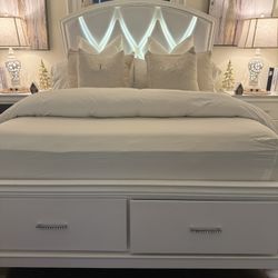 White Bedroom Set With Diamond Headboard For Sale 