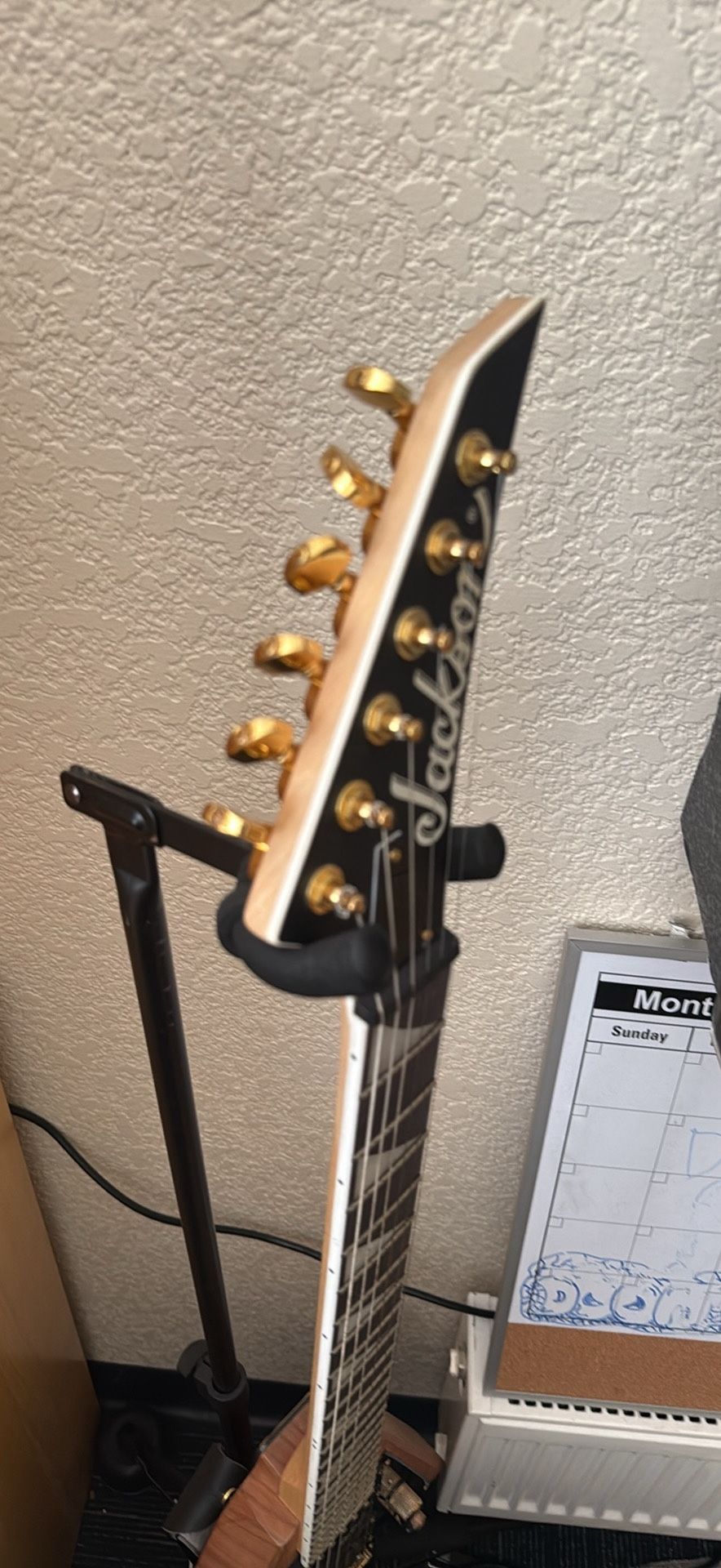 Jackson V With AMP, Stand