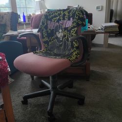 Comfortable Muave colored rolling chair with size medium shirt is new