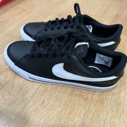 Nike Size 5 Boys Brand New Condition  Excellent Condition 