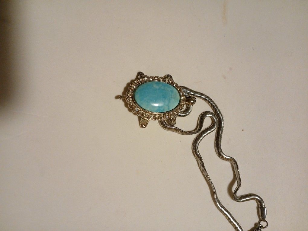 BEAUTIFUL TURQUOISE STAINLESS TURTLE NECKLACE