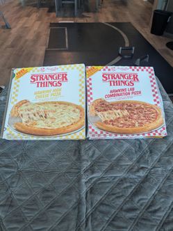 Stranger Things Hawkins High / Lab - Surfer Boy Pizza Box