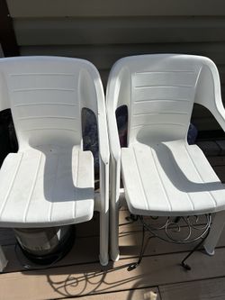 2 Outdoor Mid Century Sturdy White Chairs 