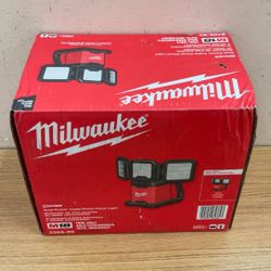 MILWAUKEE 2368-20 ROVER DUEL POWER TRIPLE-PANEL FLOOD LIGHT (TOOL ONLY).