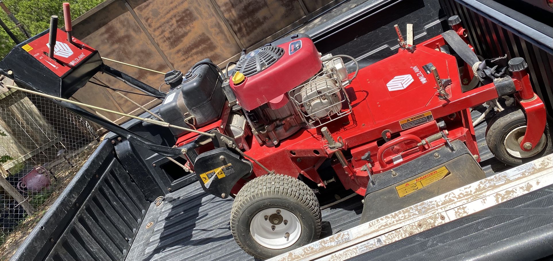 Worldlawn 28” Walk Behind Mower Lawnmower