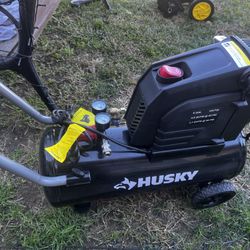 HUSKY AIR COMPRESSOR 8 gallons oil free  NEW