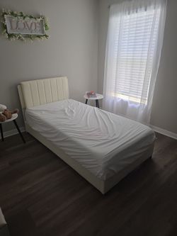 LED LIGHTS Twin size bed with 8 INCH memory foam  mattress 1 month old brand new