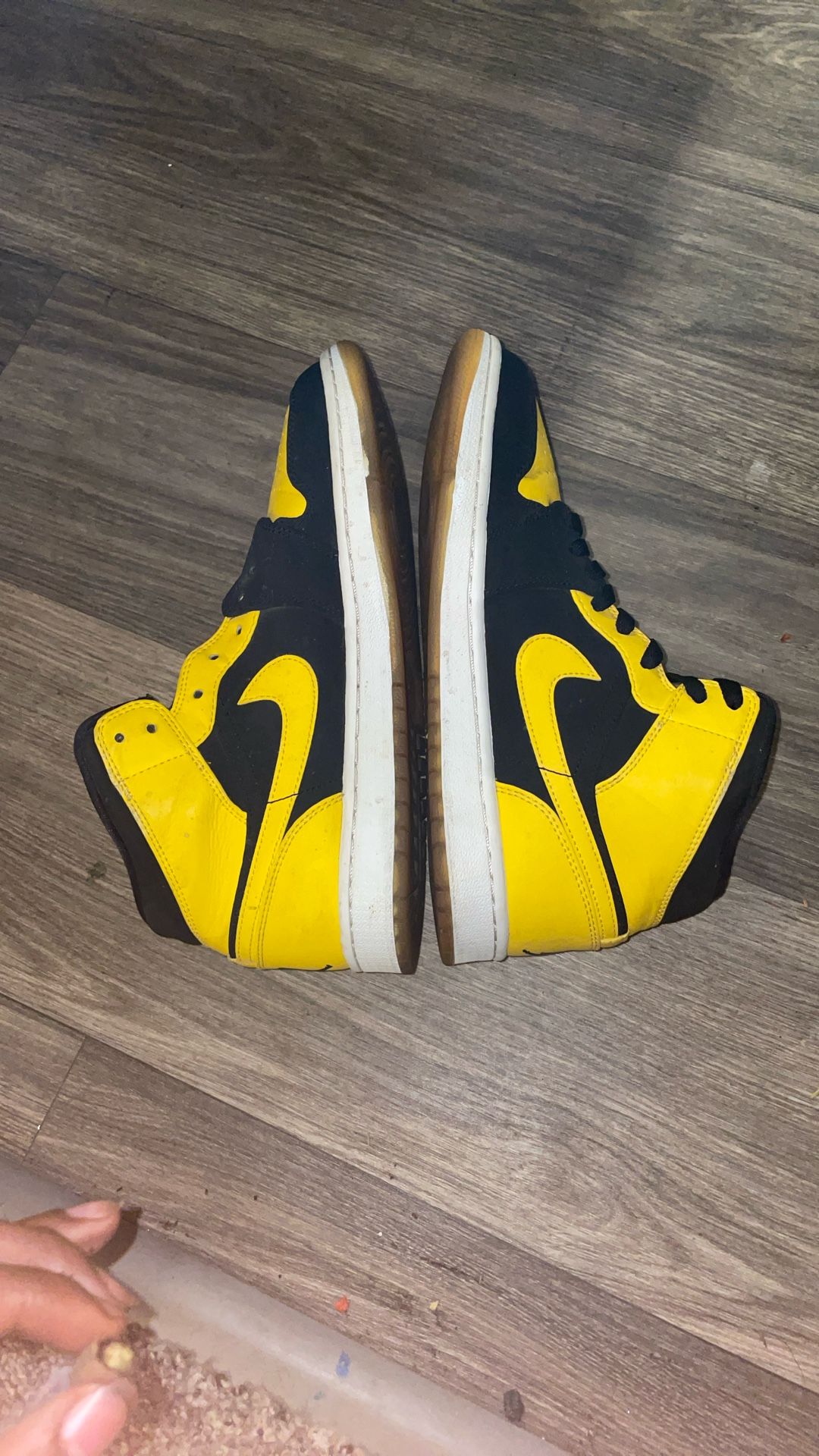 Jordan 1s Yellow N Black