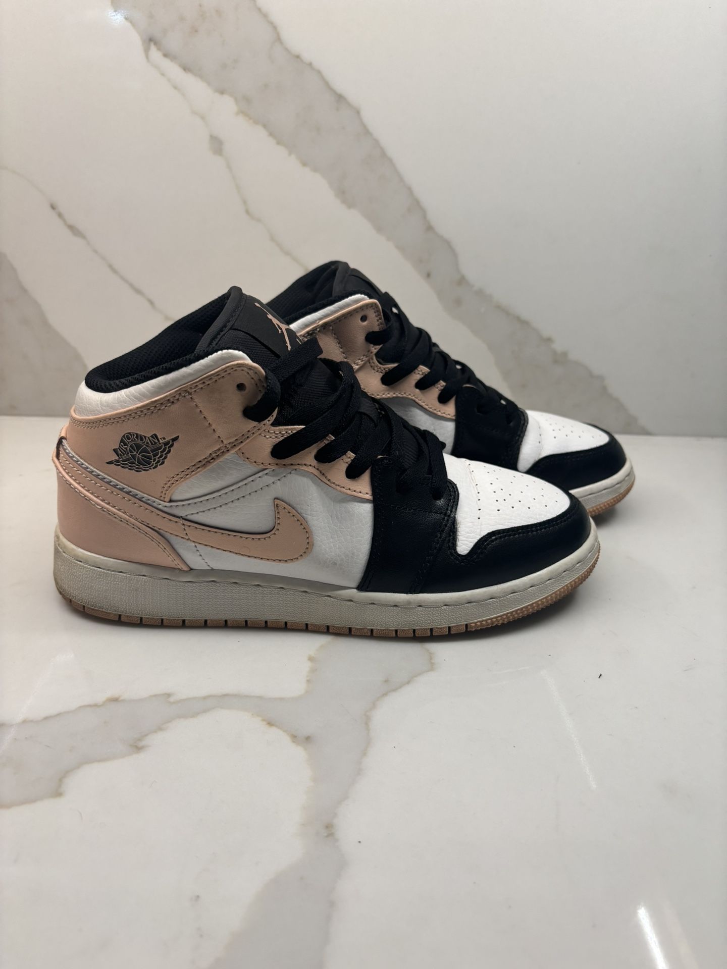 Jordan 1 Mid ‘crimson Tint’