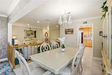 Traditional Dining Table and 6 Chairs