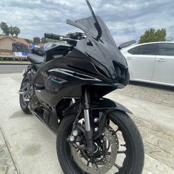 2023 Yamaha R7 Black