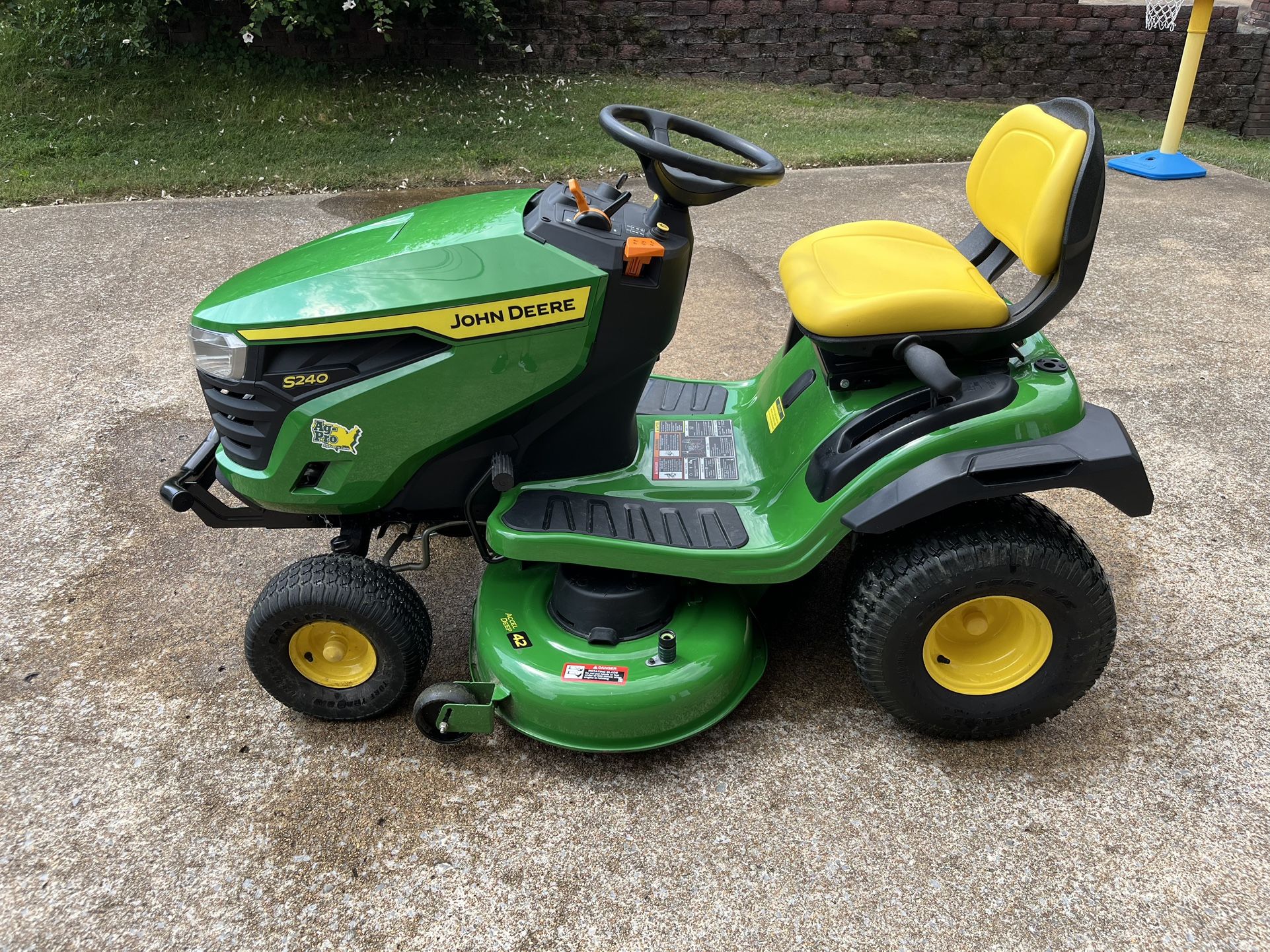 John Deere S240 LT 42”