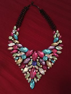 Hermoso collar de piedras.