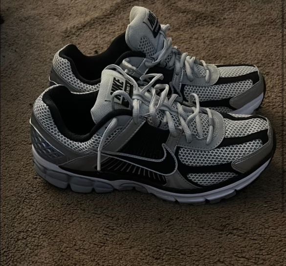 Size 9 Nikes Vomero