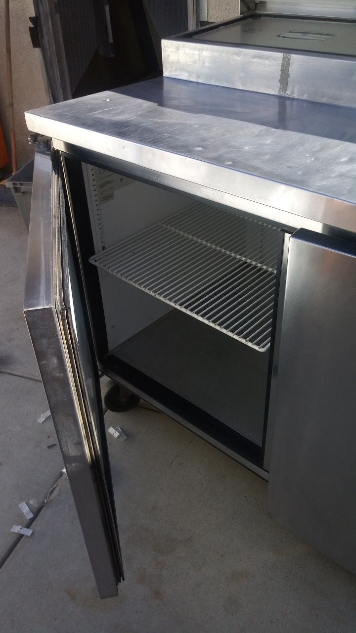 Pizza prep table 3 door refrigerated base