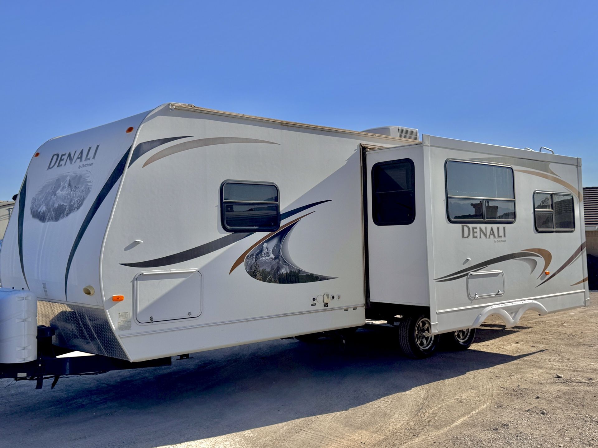2011 Denali 31ft W/ Superslide Out