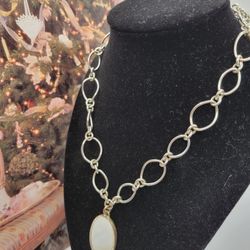 Vintage Avon necklace 8"inches long, silver tone, great condition, beautiful vintage style #1091
