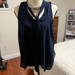 Women’s sleeveless navy blue top excellent condition