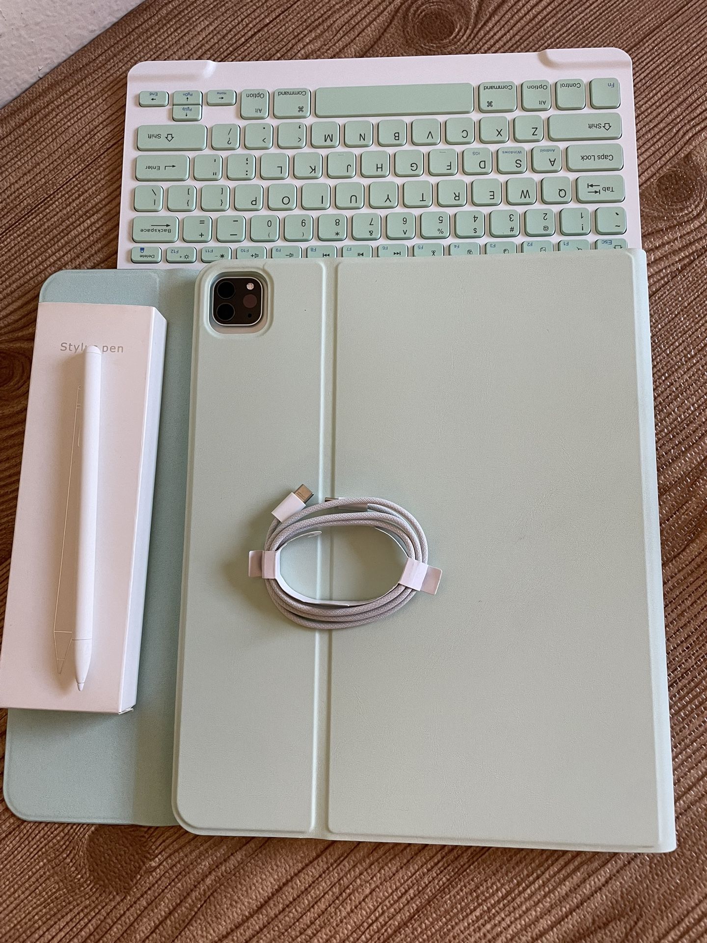 iPad Pro 12.9” (M2 chip / 2022 model) 6th Generation WiFi + 5G cellular with  keyboard, & Accessories 