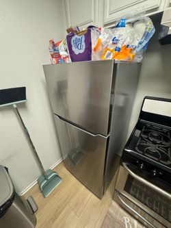 Insignia 14.2 Cu Ft Stainless Steel Refrigerator – Like New