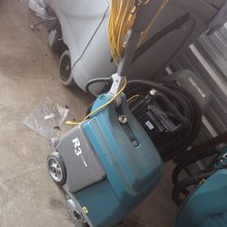 TENNANT R3 COMPACT CARPET EXTRACTOR LIKE NEW 26HRS !!! 120V