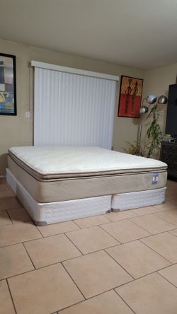 VERY NICE KING SIZE MATTRESS AND BOXSPRINGS FOR SALE! IN GREAT CONDITION,  FREE DELIVERY