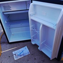 Galanz Mini-Fridge