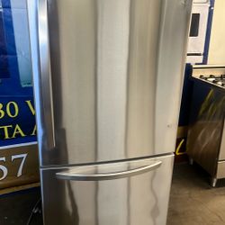 LG 33”WIDE BOTTOM FREEZER REFRIGERATOR STAINLESS STEEL 