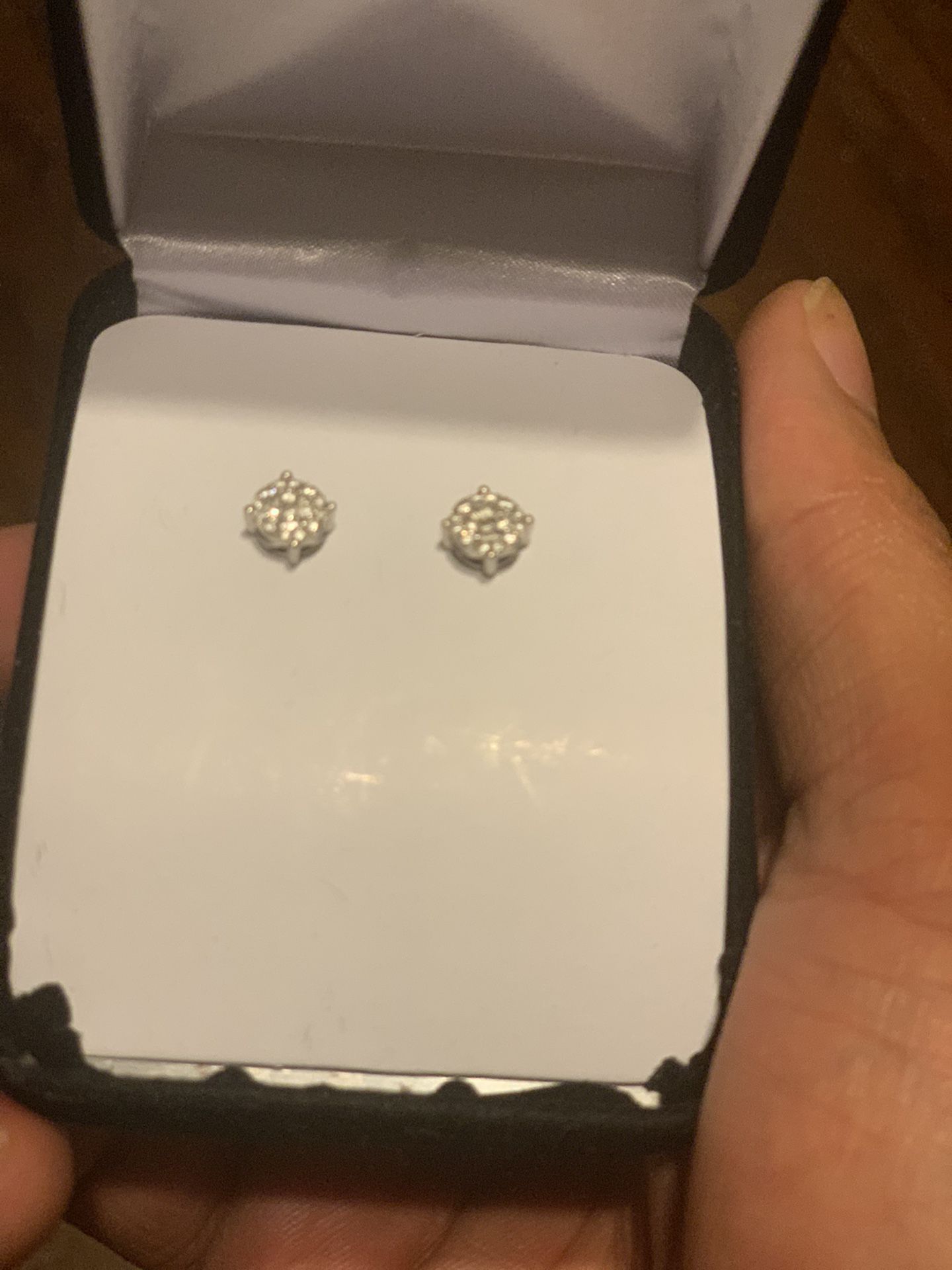 10 kt white Gold Diamond earrings. Flower set real diamonds can be tested