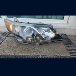 2012 - 2014 TOYOTA CAMRY RIGHT HEADLIGHT HALOGEN PASSENGER SIDE SMOKE DARK BEZEL SPORT XSE GENUINE USED OEM. G1