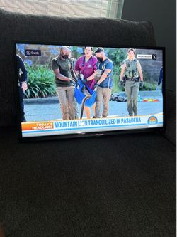 32in Smart Tv WITH wall mount and controller