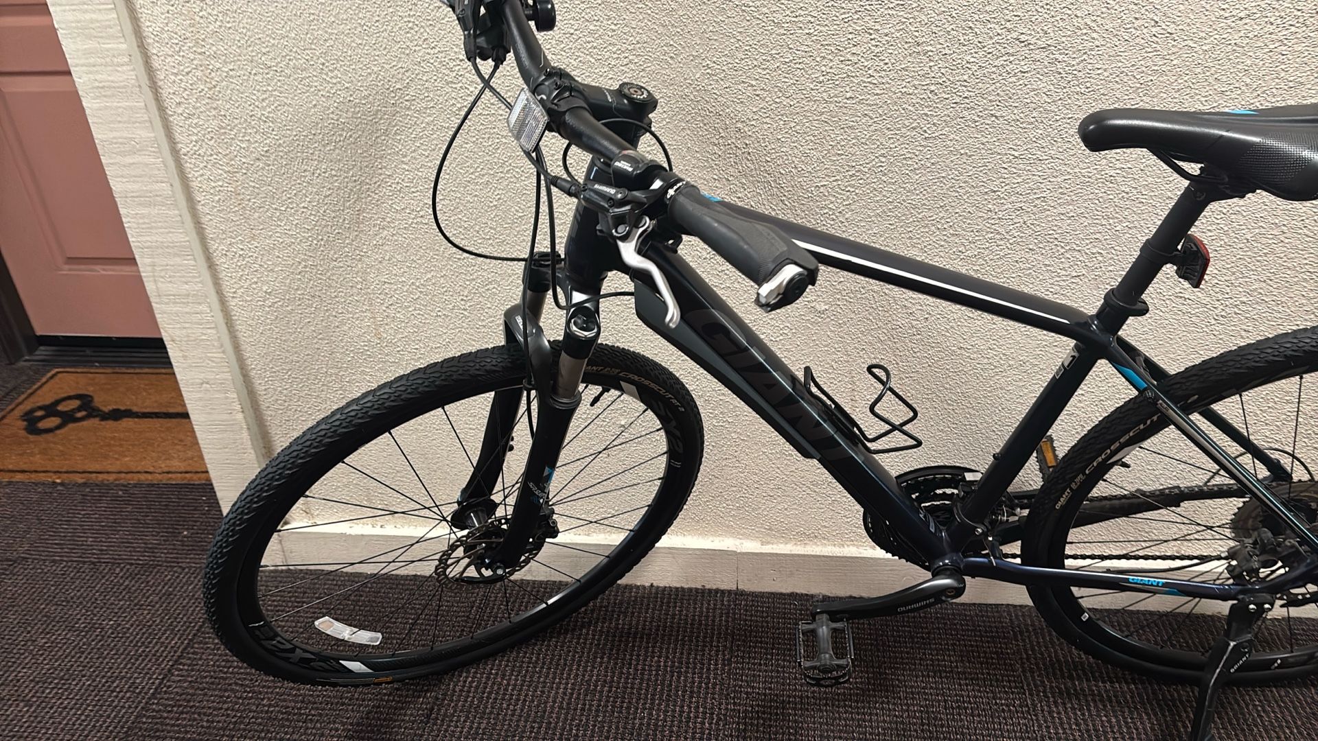 GIANT ROAM BIKE