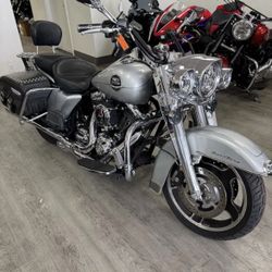 2010 HARLEY-DAVIDSON FLHRC ROAD KING CLASSIC 