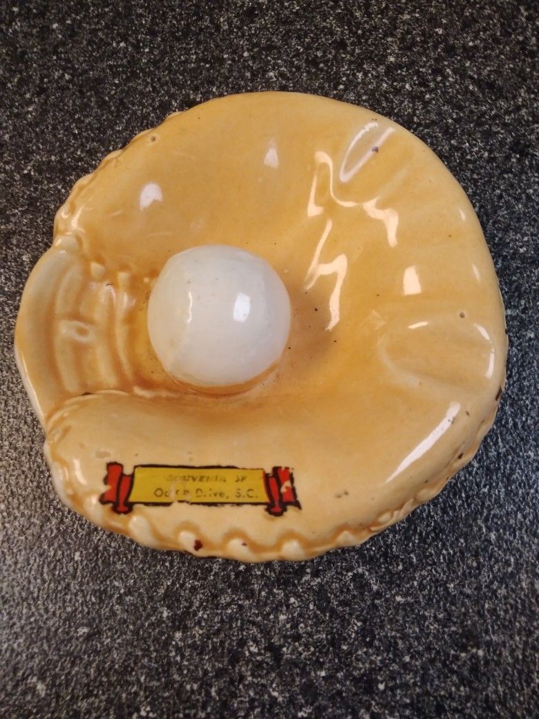 SOUVENIR OF OCEAN DRIVE SOUTH CAROLINA. 1960s. BASEBALL &. GLOVE. ASHTRAY NICE VINTAGE PEICE. 60.00. OBO