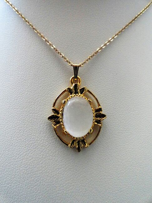 Moonstone Pendant Necklace.