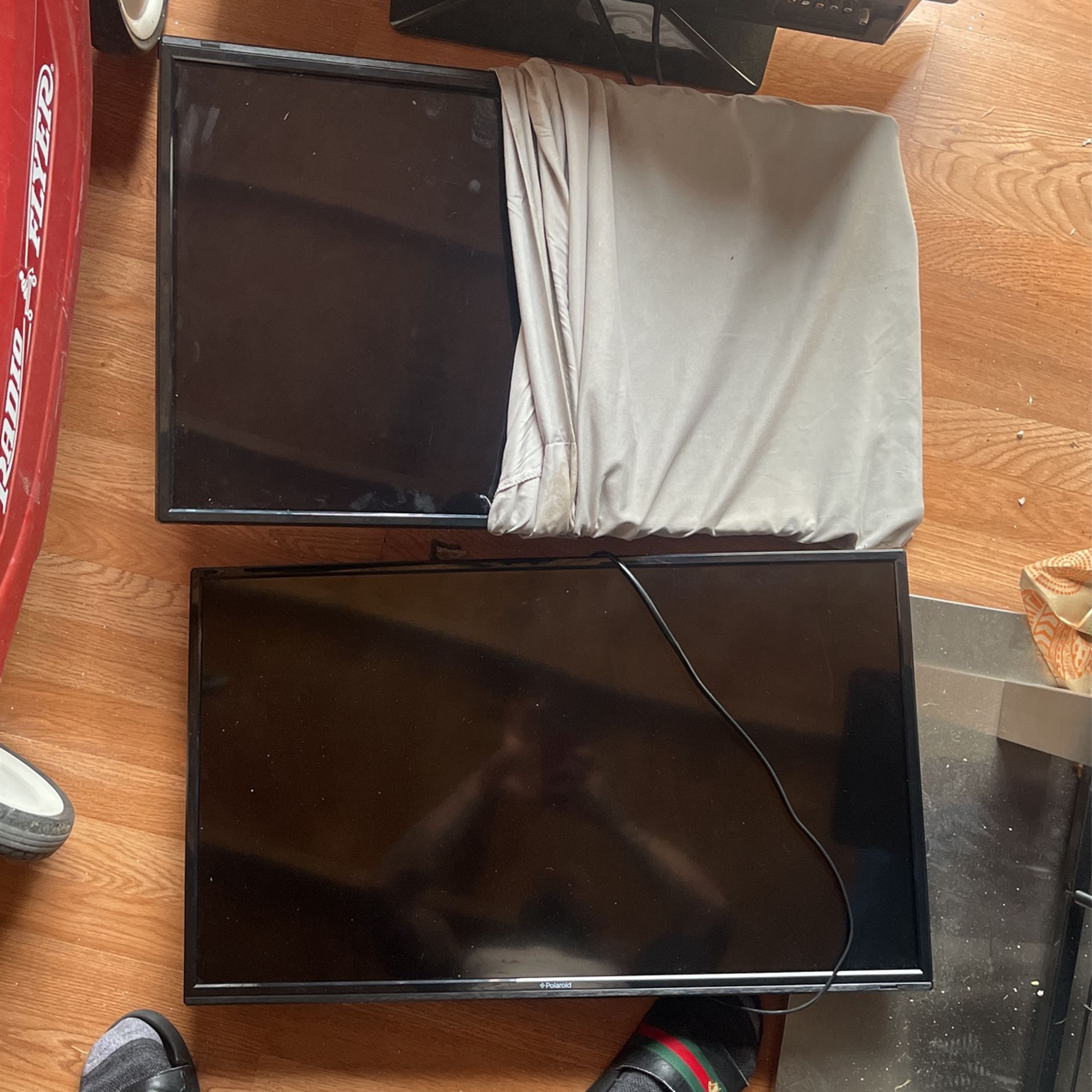 2 TVs 33” 75$ Both