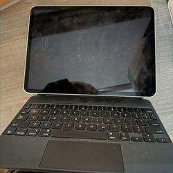 Apple ipad Pro 11” With Magic Keyboard