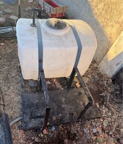 100 gallon Water Tank with Steel Frame