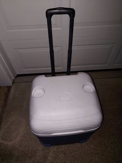 Igloo Rolling Cooler with Handle