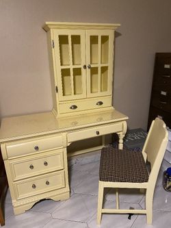 Desk Wooden With Chair And Hutch, Like New Condition Taken Care Of Really Well! Cute For Any Room Not Too Big Not Too Small Perfect Size! $150 OBO!!