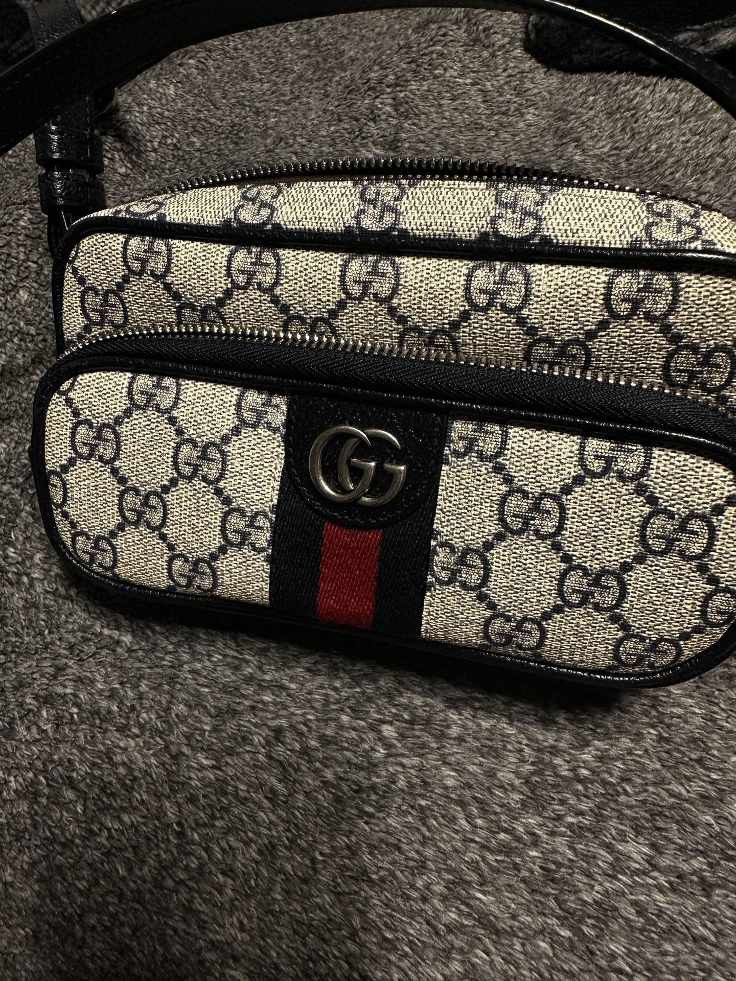 Gucci crossbody (like new with packaging)