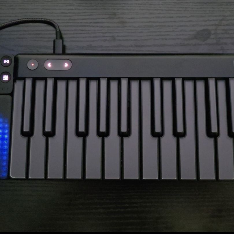ROLI LUMI MIDI KyeとLoop Block/Live Block Roli's light-up Lumi keyboard teaches you how to play