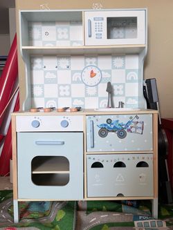 Kids play Kitchen