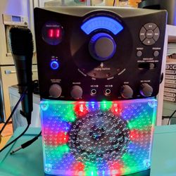 Karaoke 🎤 Machine With Led Flashing Lights To The Music...Has 1 Microphone Works Great!!..lots Of Fun!!..Use Cds