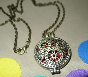 Brass Essential Oil Diffuser Necklace Aromatherapy Locket Pendant w/ 5 Washable Colored Pads