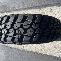 (ONLY 1) 255/80R17 Bfgoodrich Mud Terrain KM2