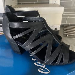 WOMENS SHOES 7 1/2 WIDE