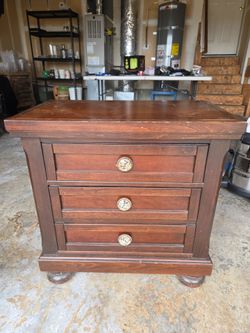Free bed side table